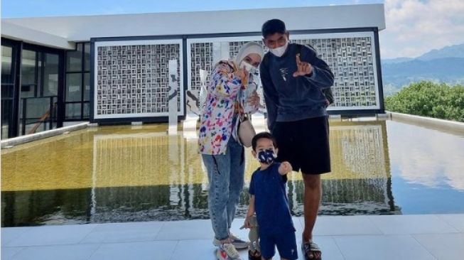 Potret Quality Time Arya Saloka dan Keluarga. [Instagram/putriannesaloka]