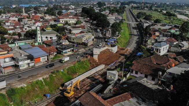 Foto udara proyek rel kereta ganda di Cigombong, Kabupaten Sukabumi, Jawa Barat, Rabu (27/10/2021).  ANTARA FOTO/Raisan Al Farisi