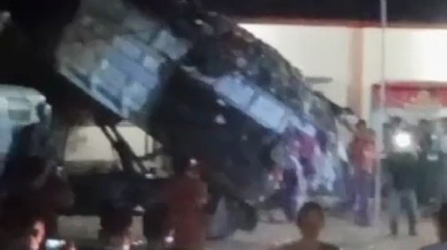 Kesal, Warga Giring Truk Tumpahkan Sampah di Kantor Kelurahan Cilowong