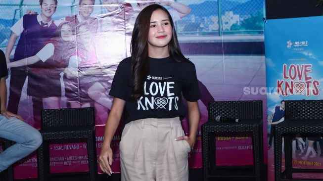 Aktris Beby Tsabina ketika ditemui saat jumpa Pers Film Love Knots di Tanah Abang, Jakarta Pusat, Kamis (28/10/2021). [Suara.com/Alfian Winanto]