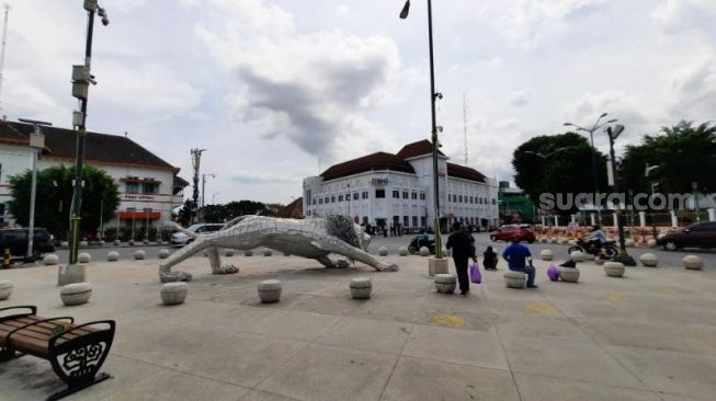 Sejumlah wisatawan nampak memasuki kawasan patung singa di Nol Kilometer, Kota Jogja, Kamis (28/10/2021). - (SuaraJogja.id/Muhammad Ilham Baktora)