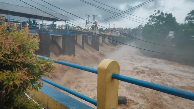 Kondisi tinggi muka air di Bendungan Katulampa Bogor siaga tiga, pada Kamis (28/10/2021) pukul 15.00 WIB [Istimewa]