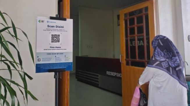 Barcode PeduliLindungi dipampang di akses masuk kantor pemerintahan Kabupaten Lebak, Kamis (28/10/2021). [Bantennews.co.id]