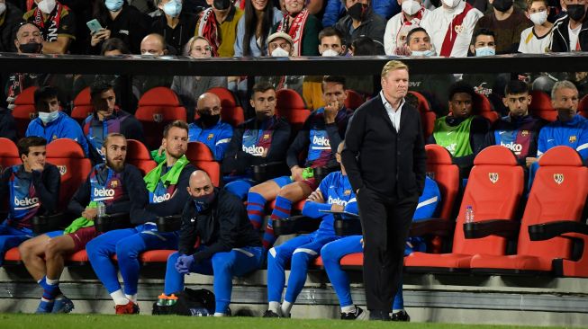 Reaksi pelatih Barcelona Ronald Koeman selama pertandingan sepak bola Liga Spanyol antara Rayo Vallecano de Madrid melawan Barcelona di stadion Vallecas, Kamis (28/10) dini hari WIB. OSCAR DEL POZO / AFP
