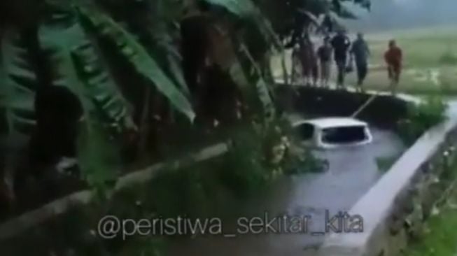 Disangka Main Kapal-kapalan, Ternyata Mobil Hanyut di Selokan Bekasi Timur Regency