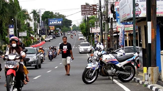 Girang PTM Digelar Lagi, Warga Gunungkidul Ini Penuhi Nazar Jalan Kaki Sejauh 25 Km