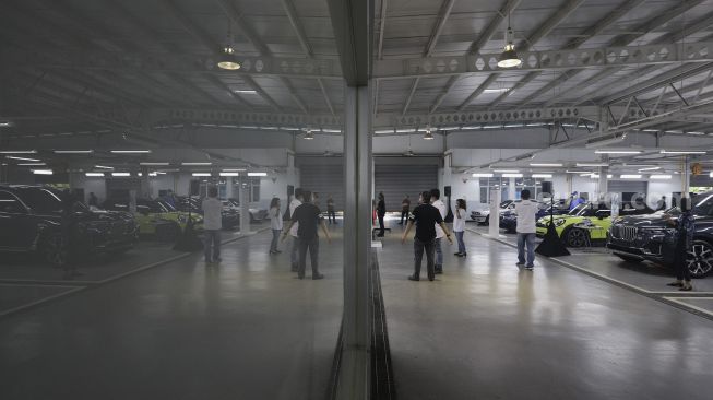 Suasana di Bengkel Autoglad, Jalan Raya Pekayon, Bekasi, Jawa Barat, Kamis (28/10/2021). [Suara.com/Angga Budhiyanto]