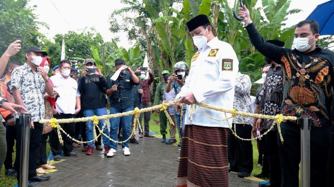 Resmikan Jalan Lingkungan di Carita, Ini Capaian Pembangunan Gubernur dan Wagub Banten