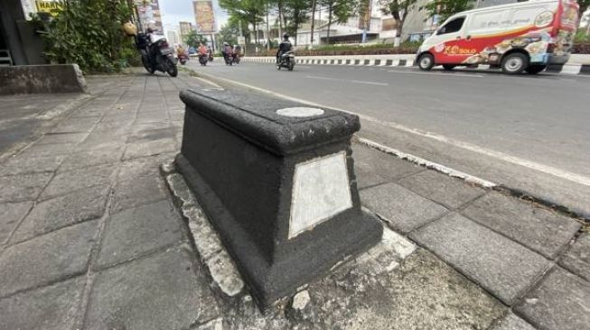 Makam misterius di trotoar Jl Tanjung Anom, Grogol, Sukoharjo, Rabu (27/10/2021). [Solopos/Candra Putra Mantovani]