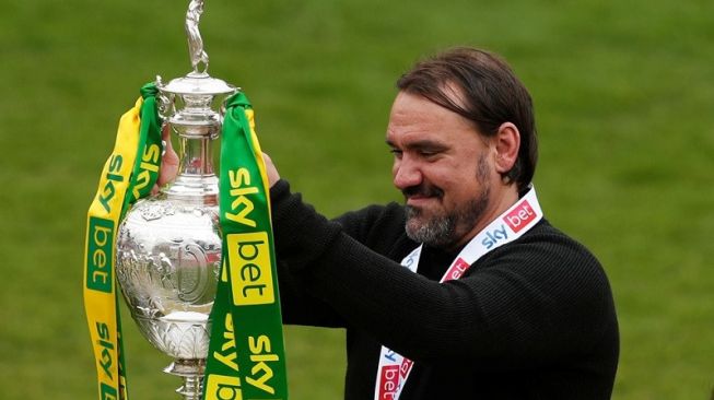 Manajer Norwich City Daniel Farke mengangkat trofi Liga Championship seusai memastikan gelar juara dan promosi ke Liga Premier Inggris di Stadion Oakwell, Barnsley, Inggris, pada 8 Mei 2021. ANTARA/REUTERS/Action Images/Lee Smith