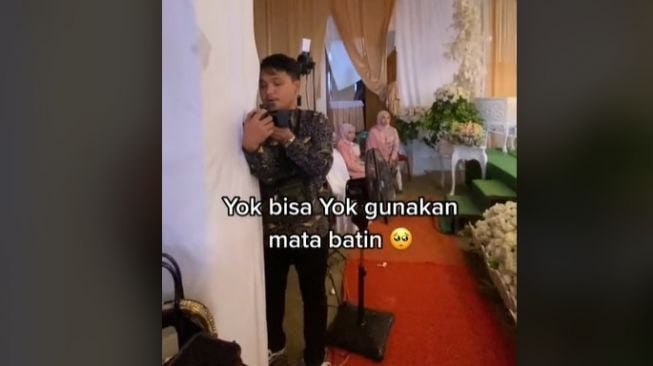 Fotografer kesulitan memotret pengantin di pelaminan (tiktok)