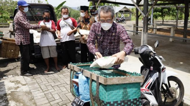 Peringatan Hari Sumpah Pemuda, Paguyuban Buntut Wedhos Bagikan Ratusan Paket Sembako