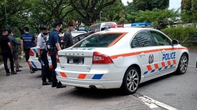 Pengendara mobil tabrak polisi lalu lintas. (CNA)