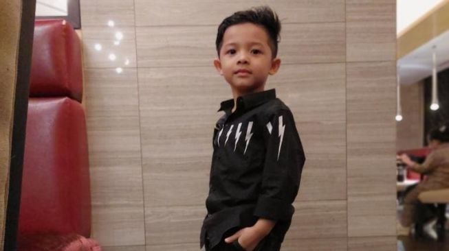 Lagi Ultah, Ini 8 Potret Arsya Hermansyah yang Ganteng Bingits