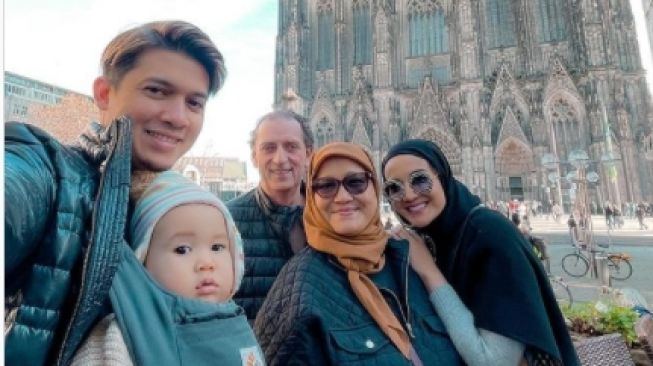 Potret Zakia Sungkar Liburan ke Eropa. [Instagram/irwansyah_15]