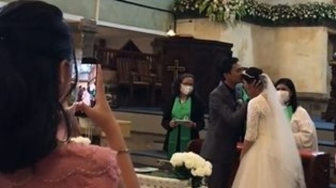 Viral Momen Ciuman Pertama Pengantin Seusai Pemberkatan Bikin Ngakak. (TikTok)