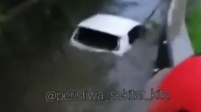 Mobil hanyut di selokan Bekasi Timur Regency, Rabu (27/10/2021).[instagram]