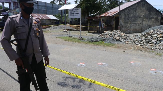 Tim inafis dari Polres Aceh Barat berjaga di lokasi penembakan Pos Polisi Kecamatan Panton Reu, Aceh Barat, Aceh, Kamis (28/10/2021).  ANTARA FOTO/Kanaya Afiqah