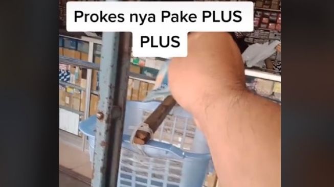 Toko Kelontong Terima Uang Pakai Keranjang: Taati Prokes Plus Plus