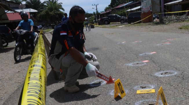 Tim inafis dari Polres Aceh Barat bersama TNI memeriksa proyektil peluru saat melakukan identifikasi di lokasi penembakan Pos Polisi Kecamatan Panton Reu, Aceh Barat, Aceh, Kamis (28/10/2021). ANTARA FOTO/Kanaya Afiqah