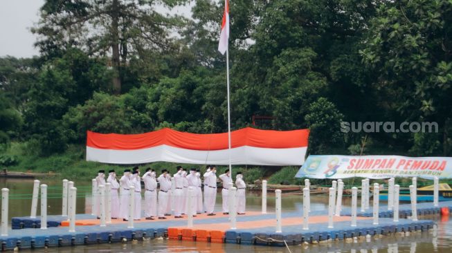 Suasana upacara bendera memperingati hari sumpah pemuda di Banksasuci, Kota Tangerang, Banten, Kamis (28/10) [Suara.com/ Hilal Rauda Fiqry]