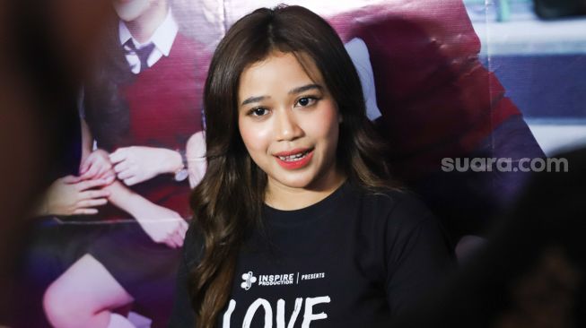Penyanyi Brisia Jodie saat jumpa pers Film Love Knot di Tanah Abang, Jakarta Pusat, Kamis (28/10/2021). [Suara.com/Alfian Winanto]