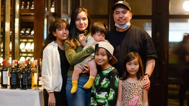 Sheila Marcia bersama suami, Dimas Akira dan keempat anaknya. [Instagram]