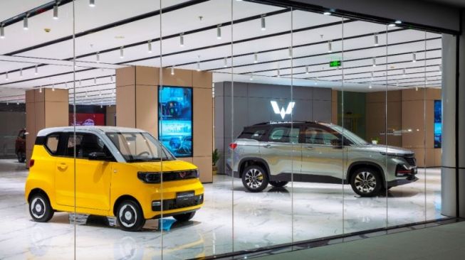 Mobil listrik Wuling Khong Guan dipamerkan di Flagship Wuling Center di Jaksel, Kamis (28/10/2021). [Antara]