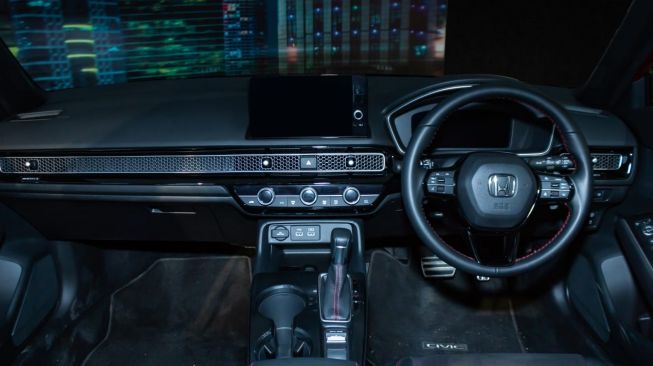 Kabin All-New Honda Civic menampilkan meter cluster,  Honda SENSING, sistem navigasi, rear seat reminder, hingga aktivitas lampu indikasi pada kendaraan [PT Honda Prospect Motor].