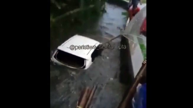 Viral Video Detik-Detik Mobil Matic Hanyut di Parit hingga Ratusan Meter