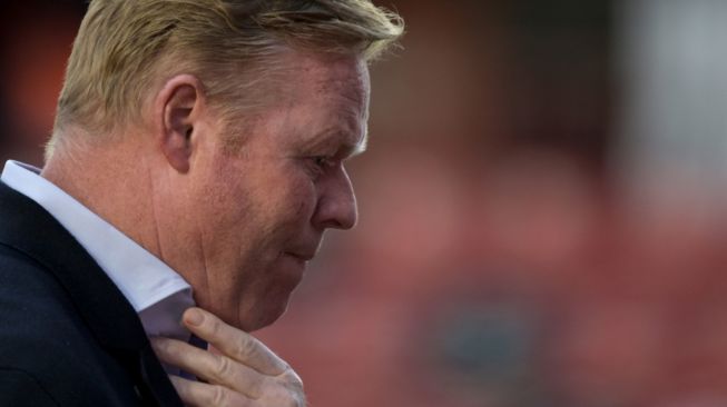 Reaksi pelatih Barcelona Ronald Koeman selama pertandingan sepak bola Liga Spanyol antara Rayo Vallecano de Madrid melawan Barcelona di stadion Vallecas, Kamis (28/10) dini hari WIB. OSCAR DEL POZO / AFP