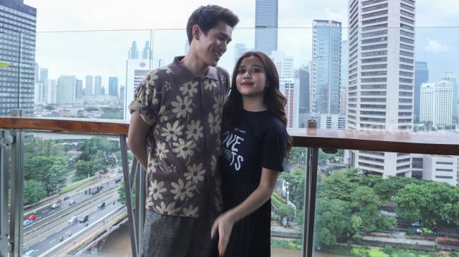 Pasangan Brisia Jodie dan Julian Jacob saat ditemui di Tanah Abang, Jakarta Pusat, Kamis (28/10/2021). [Suara.com/Alfian Winanto]