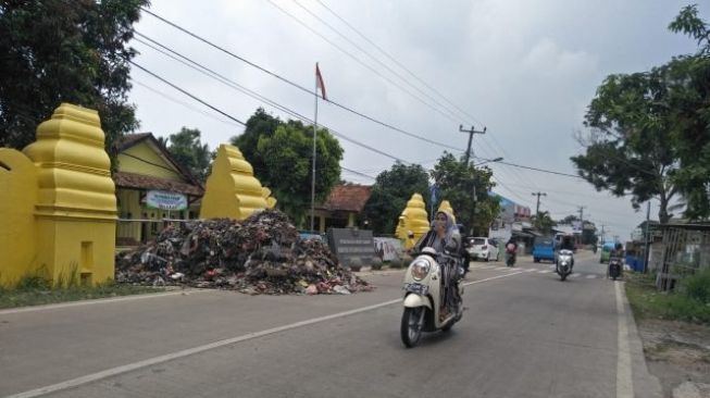 Dikonfirmasi Soal Sampah di Kelurhan Cilowong, Wali Kota Serang Oper ke Dinas Terkait