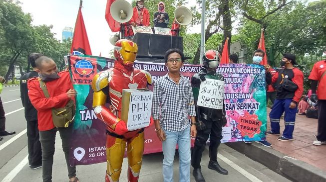 Siap Demo Jokowi, Ada Iron Man hingga Kamen Rider Bawa Spanduk Buruh Bukan Tumbal