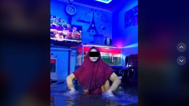 Joget Tiktok di genangan banjir (tiktok)