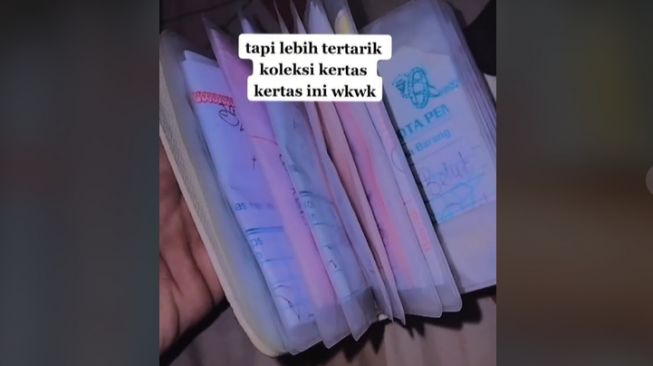 Wanita lebih tertarik dengan kertas-kertas daripada HP terbaru (tiktok)