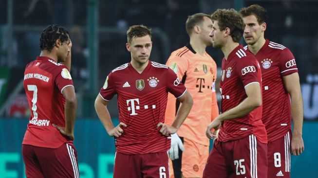 Reaksi para pemain Bayern Munich pada laga DFB Pokal kontra Borussia Monchengladbach di Borussia-Park, Kamis (28/10/2021) dini hari WIB. [Ina Fassbender / AFP]