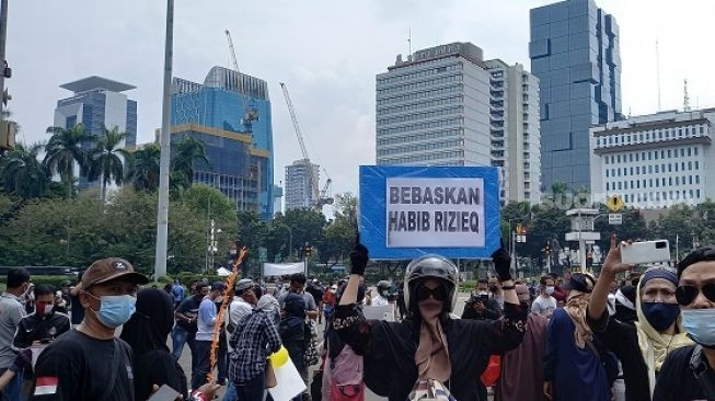 Penampakan poster bebaskan Habib Rizieq yang dibawa ibu-ibu pengunjuk rasa di Jakarta. (Suara.com)