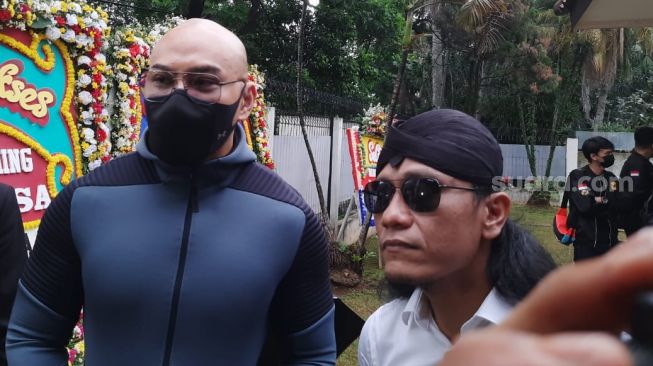 Deddy Corbuzier dan Gus Miftah di acara peresmian Oma Asa di kawasan Kuningan Jakarta Selatan, Kamis (28/10/2021). [Muhammad Anzar Anas/Suara.com]