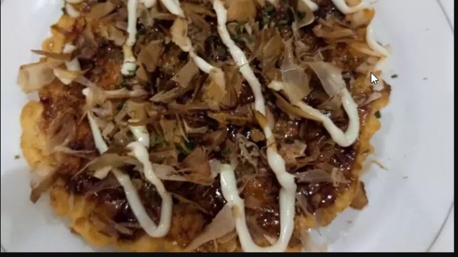 Tak Perlu ke Restoran Jepang, Ini Resep Okonomiyaki Rumahan yang Gurih dan Manis!