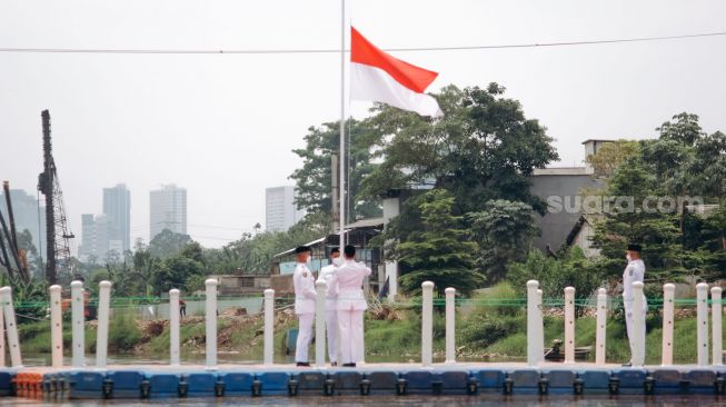 Suasana upacara bendera memperingati hari sumpah pemuda di Banksasuci, Kota Tangerang, Banten, Kamis (28/10) [Suara.com/ Hilal Rauda Fiqry]