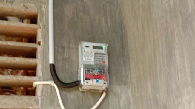 PLN Aceh Pasang Meteran Listrik di Rumah Al-Walid MZ, ‘Meugreb Laju Hu’