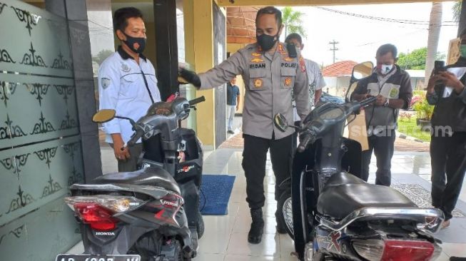 Kapolres Bantul AKBP Ihsan (tengah) menunjukkan barang bukti dua unit sepeda motor yang digunakan oleh tersangka pembunuhan di laguna Pantai Depok. - (SuaraJogja.id/Rahmat Jiwandono)