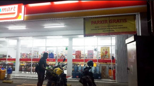 Setelah Indomaret, Kini Spanduk Parkir Gratis Muncul di Alfamart Bekasi
