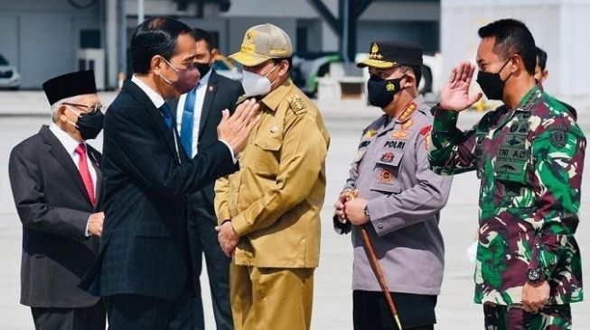 Presiden Joko Widodo atau Jokowi melakukan kunjungan kerja ke tiga negara, Jumat (29/10/2021). Jokowi dilepas sejumlah orang, di antaranya KSAD Andika Perkasa. (Foto: Setneg)