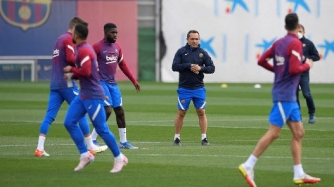 Pelatih sementara Barcelona Sergi Barjuan memimpin sesi latihan di Joan Gamper, Jumat (29/10/2021). [AFP]