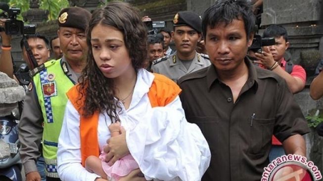 Warga Amerika Serikat (AS) yang menjadi terdakwa dalam kasus pembunuhan, Heather Louise Mack (tengah) digiring polisi dan petugas kejaksaan saat akan mengikuti sidang di Pengadilan Negeri Denpasar. (ANTARA FOTO/Nyoman Budhiana/wdy/15)