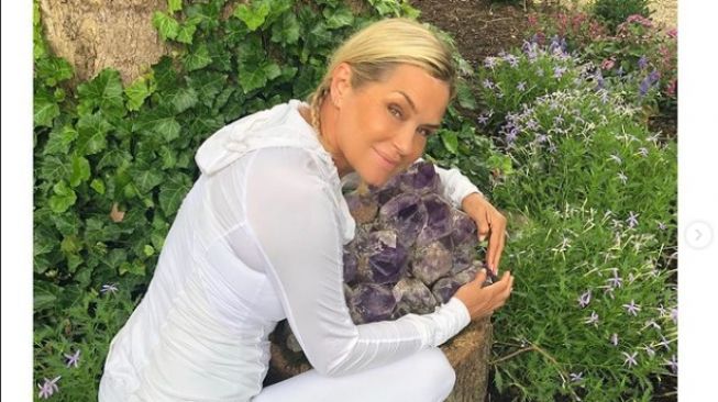 Yolanda Hadid Comeback di Instagram Setelah 9 Bulan Vakum, Akui Berjuang Melawan Depresi dan Penyakit Lyme