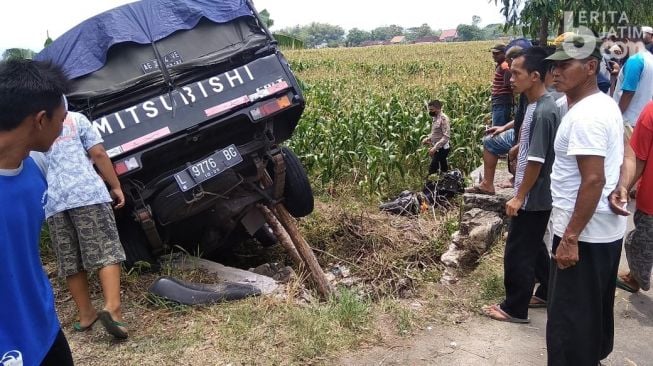 Meleng Saat Berkendara, Dua Pelajar Ponorogo Tergilas Pikap, Satu Meninggal