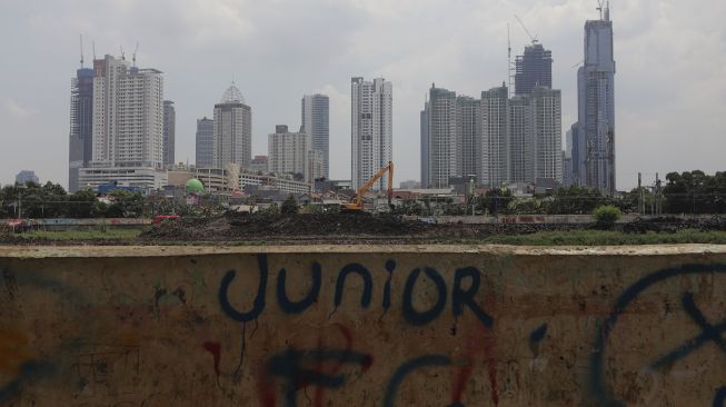 Pengerukan Lumpur di Kanal Banjir Barat